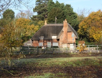 Thatched Barn Overlooking The River Thames 5