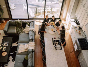 The 1300 | Designer 6-bedroom, Close to Parades 5