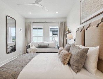 The 1300 | Designer 6-bedroom, Close to Parades 3