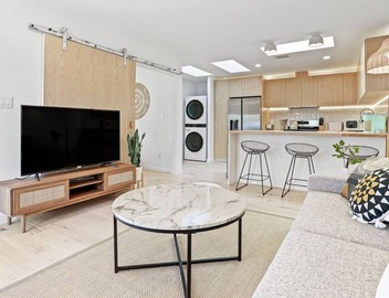 The Bluffs: Modern Bungalow, Private yard, SoFi 4