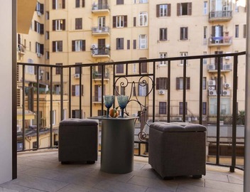 The bright, spacious apartment is located in Via Luigi Settembrini, on the 1st floor of an elegant Art Nouveau residential building with porter's lodge and elevator, from the early 20th century. During the most recent renovation work, some antique, elegan 3