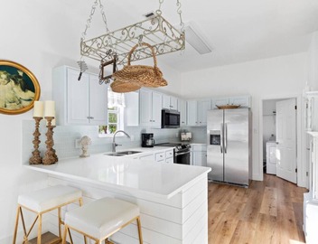 The Brinley House:Steps from Beach/Pool/Bikes etc. 3
