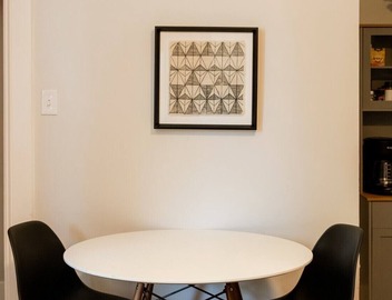 The Church Street Suite - Downtown, Cozy, Parking 4