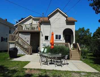 The Cute & Cozy - Upper Apt - Great Location! 4