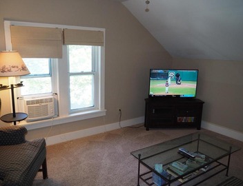 The Cute & Cozy - Upper Apt - Great Location! 3