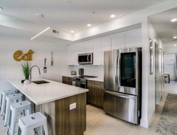 The Luxe 8th St Suite 3