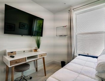 The Luxe 8th St Suite 4