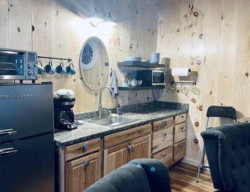 The Outlet Studio, Rustic Comfort w Fireplace 3