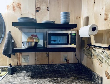 The Outlet Studio, Rustic Comfort w Fireplace 4