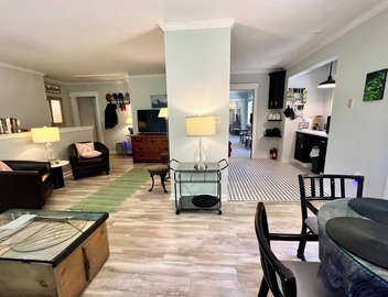 The Tree Top Apartment: Spacious 2 Bedroom Apt Walking Distance to Ogunquit Beach! 2