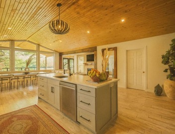 THE WOLF’S DEN - Modern Lakefront Cottage 2