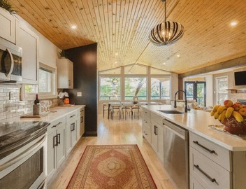 THE WOLF’S DEN - Modern Lakefront Cottage 4