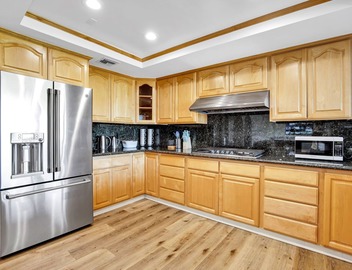 This house is a 4 bedroom(s), 3 bathrooms, located in Los Angeles, CA. 2