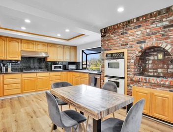 This house is a 4 bedroom(s), 3 bathrooms, located in Los Angeles, CA. 4