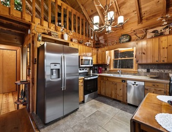 Three Loves Cabin - Mountain View | Hot Tub | Pet Friendly | Firepit 3