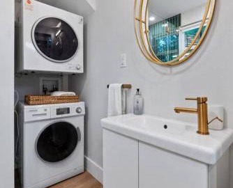 Tiny House-Sleeps 4-Kitchen-Washer/Dryer-Patio 3