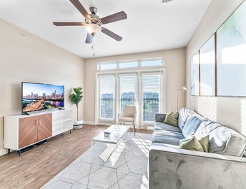 Top Floor SoCo 2BR King Suite | 8 mins to Downtown 3