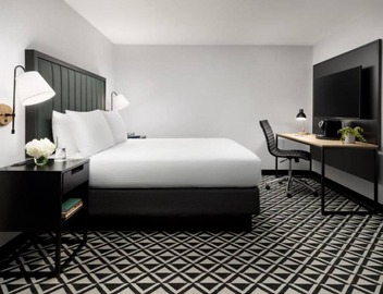 Town House Queen Room at Arcadian Hotel! Close to Coolidge Corner Theatre 2