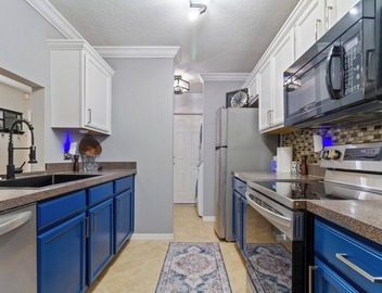 Townhome w Balcony, Workspace, Game room -Perfect for Work and Student Travelers 4