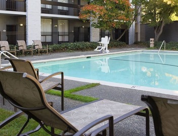 Travel Destination! Parking and Seasonal Pool, Near Bellevue Downtown Park 4