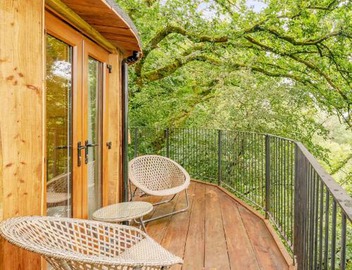 Treehouse In Devon - riverside woodland hideaway 5