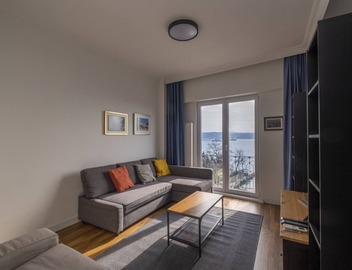 Trendy Waterfront Apt. with a Striking View 5