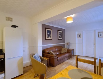 Two bedroom Garden Maisonette in London 3