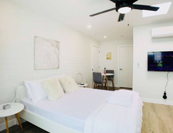 Unique poolside studio - less than a mile to Old Town 3