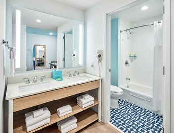 Universal's Endless Summer Resort - Surfside Inn and Suites 3