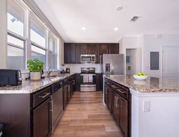 Updated Family Retreat in Gated Resort Community - Pool, Gym, Near Parks & MCO 2