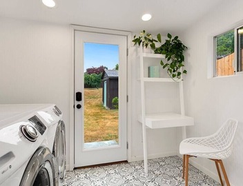 Updated NE Seattle · 2BR · Yard · Near Light Rail 5