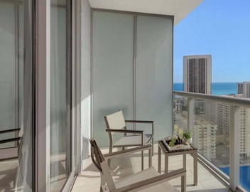 Upper studio w/Balcony + Pool + Gym- Near Beach 3
