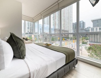 Upscale 3BR Downtown Suite with Parking 3