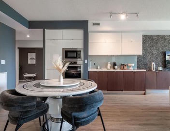 Upscale 3BR Downtown Suite with Parking 4