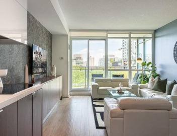 Upscale 3BR Downtown Suite with Parking 5