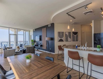 Upscale PHX Stay | Pool,Gym,Balcony,W/D,Parking 4