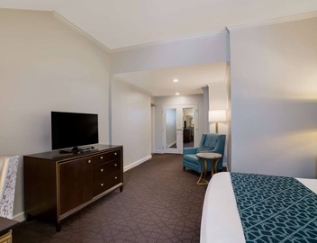 Vacation Day Is Always A Great Idea! Near Jackson Square. Pets Allowed 3