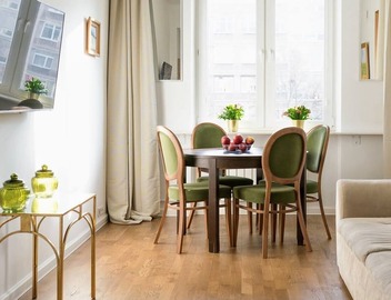 VanGogh by mythings- Spacious, 1BR apartment, air conditioned, for a family 2