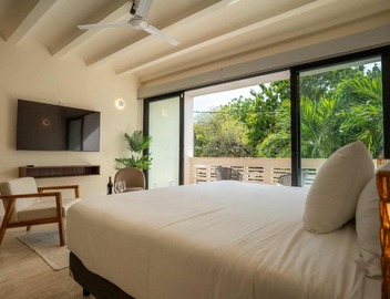 Versatile Studio Cowork Fast WiFi and Prime Location 2