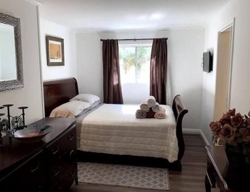 Very Spacious 2BR/1.5BA Guest House, 5 min from LA 4