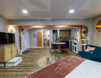 VIBES! Free Parking, Piano, King Bed 5