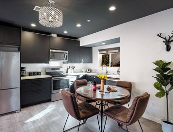 Vibey 2BDR in Prime Hollywood | Steps to Attractions | Rock n Roll by AvantStay 3
