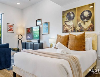 Vibrant Austin Studio | Balcony + Parking + Wi-Fi 5