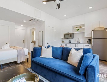 Vibrant Austin Studio | Balcony + Parking + Wi-Fi 4