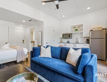 Vibrant Austin Studio Balcony plus Parking and Wi-Fi 2