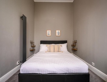Vibrant Leith Flat 2