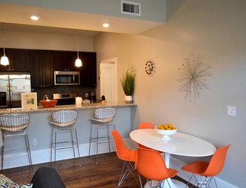Vintage Advertisements Themed luxury condo, 2 blocks from French Quarter 3