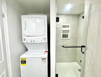 Violet Escape Modern Apt 1B 1B, Kitchen, Parking 3