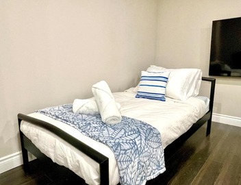 Violet Escape Modern Apt 1B 1B, Kitchen, Parking 5