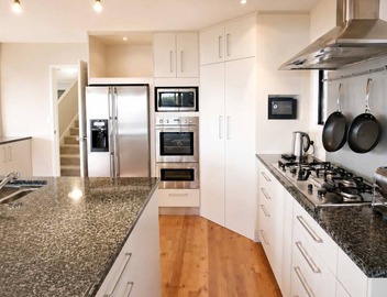 Wairua - Luxury living, views over Onetangi Beach 3
